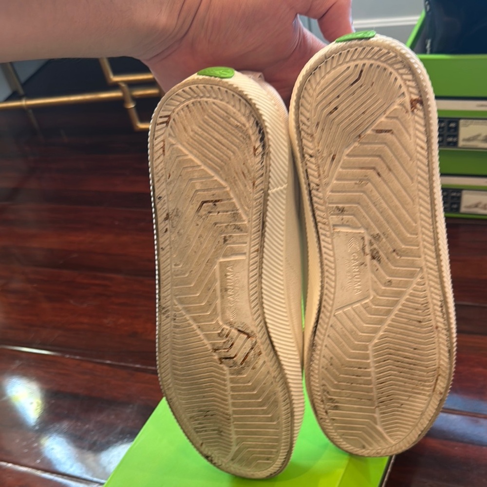 Cariuma Men's White Sneakers - Picture 4 of 4